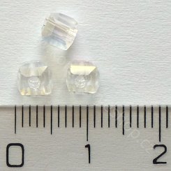 Broušená kostička II - 4 mm - průhledná s odleskem