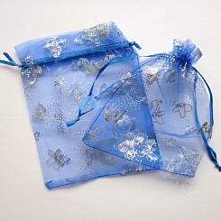 Organzový sáček s motýlem - 12 x 16 cm - modrá